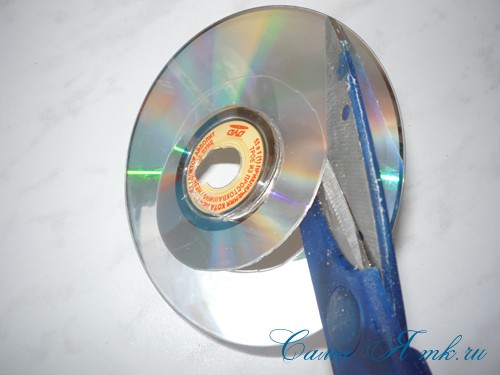 Декоративный подхват для штор из старых CD-дисков.