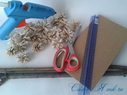 Елка домик из шишек поделка