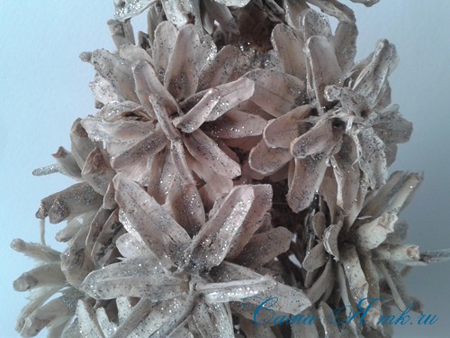 Елка домик из шишек поделка