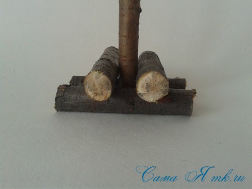 Елка домик из шишек поделка