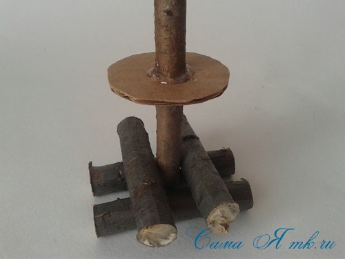 Елка домик из шишек поделка