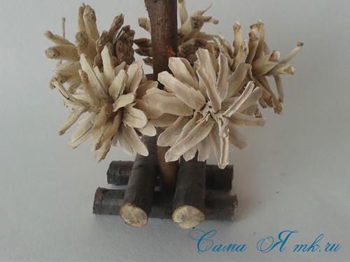 Елка домик из шишек поделка